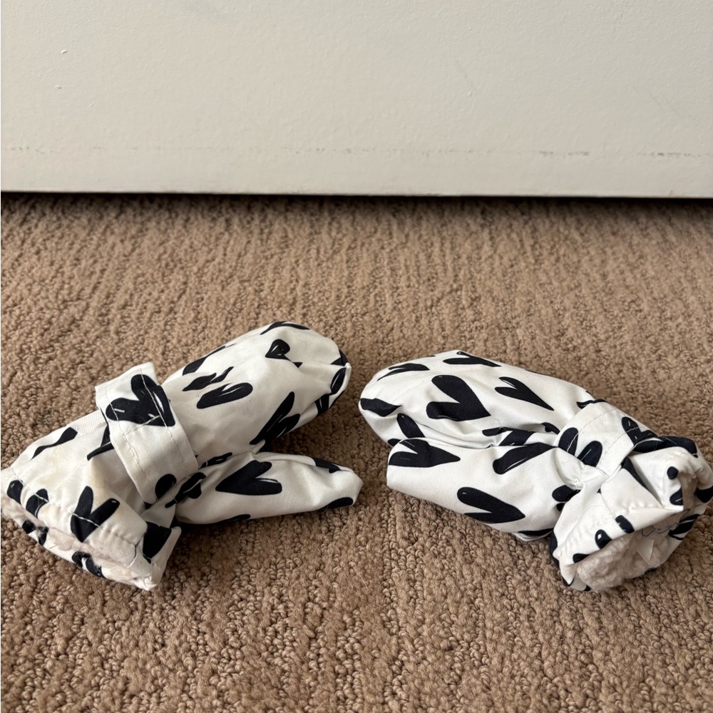 Black Heart Print White Mittens